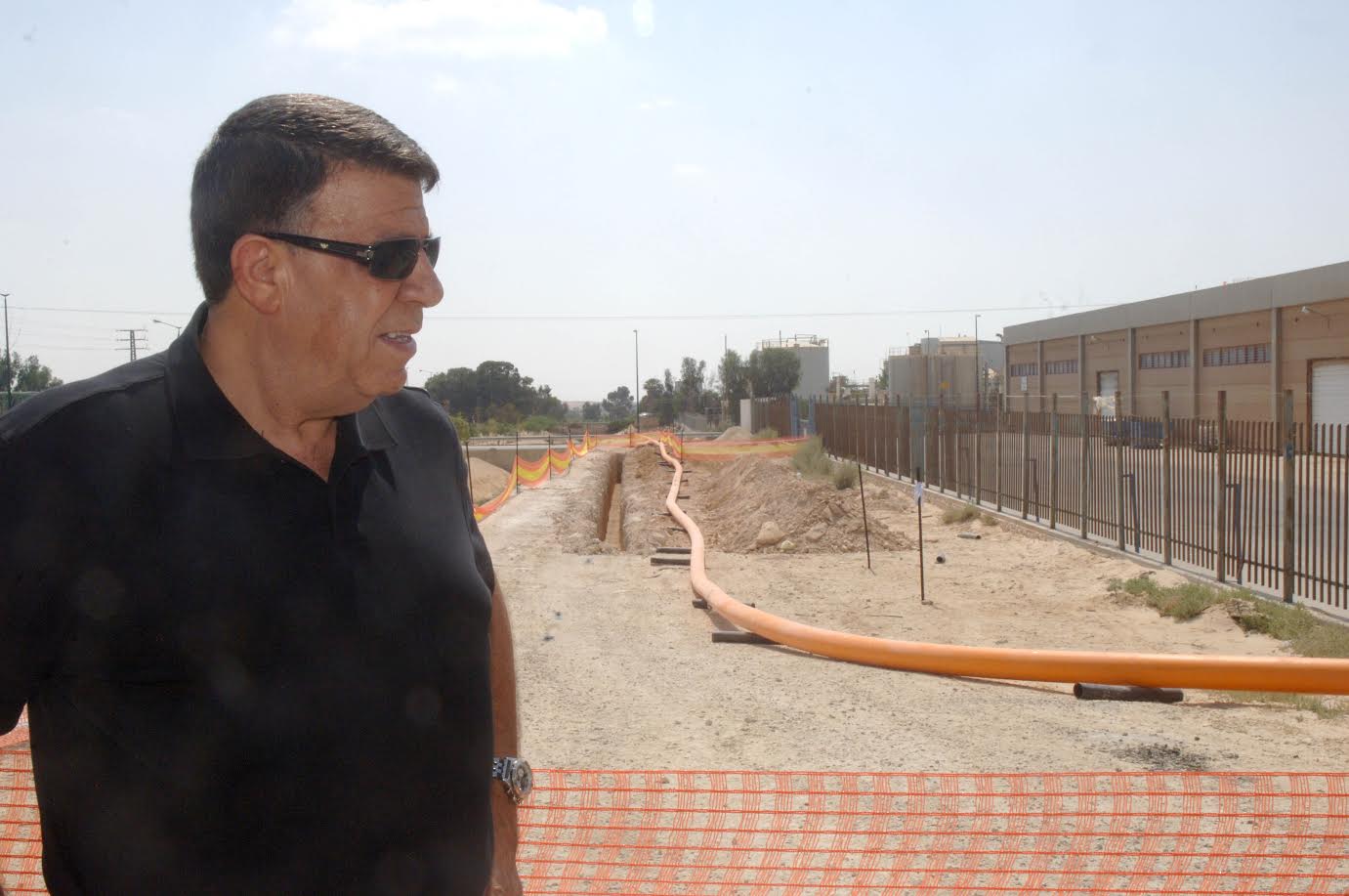 בשיגרה ובחירום: אנדריי אוזן בעבודות במועצת נאות חובב (צילום: דודו גרינשפן, מועצת נאות חובב)